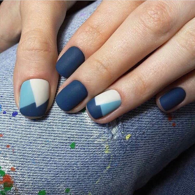 matte nail blue geometrci design