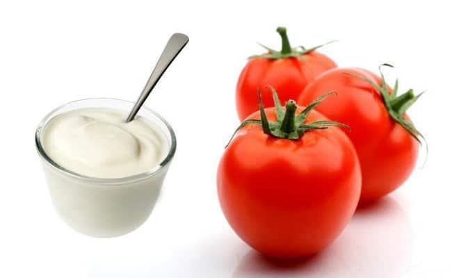 Tomato, yogurt, and oatmeal mask